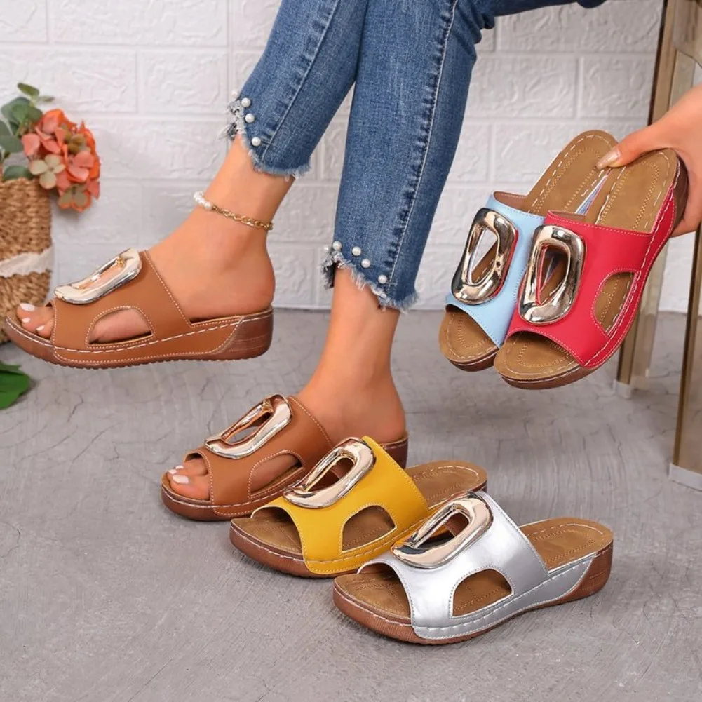 Neue Sommer-Damenmode Slip-On Pantoffeln Strand-Slipper Einfarbige Runde Keilabsatz-Sandalen Lässige Designer-Schuhe Slides für Frauen
