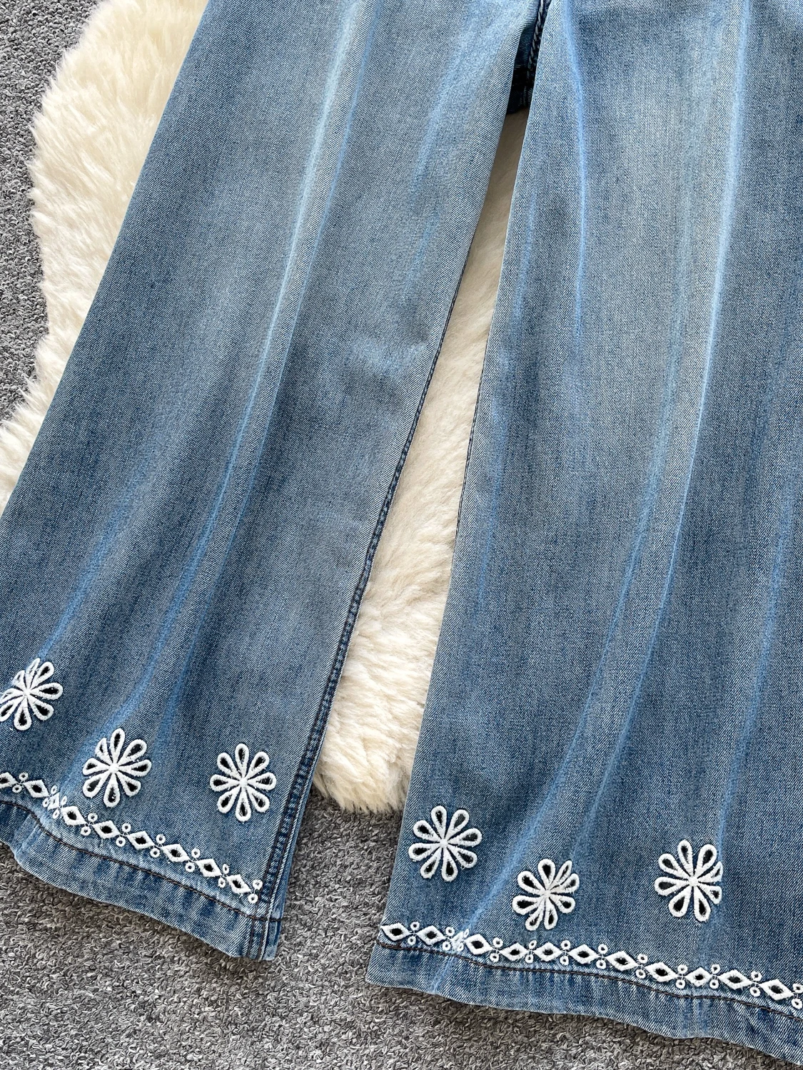 

Широкие джинсы с высокой талией и вышивкой в стиле ретро, женские свободные утягивающие повседневные джинсовые брюки, осень 2024, маленький дизайн