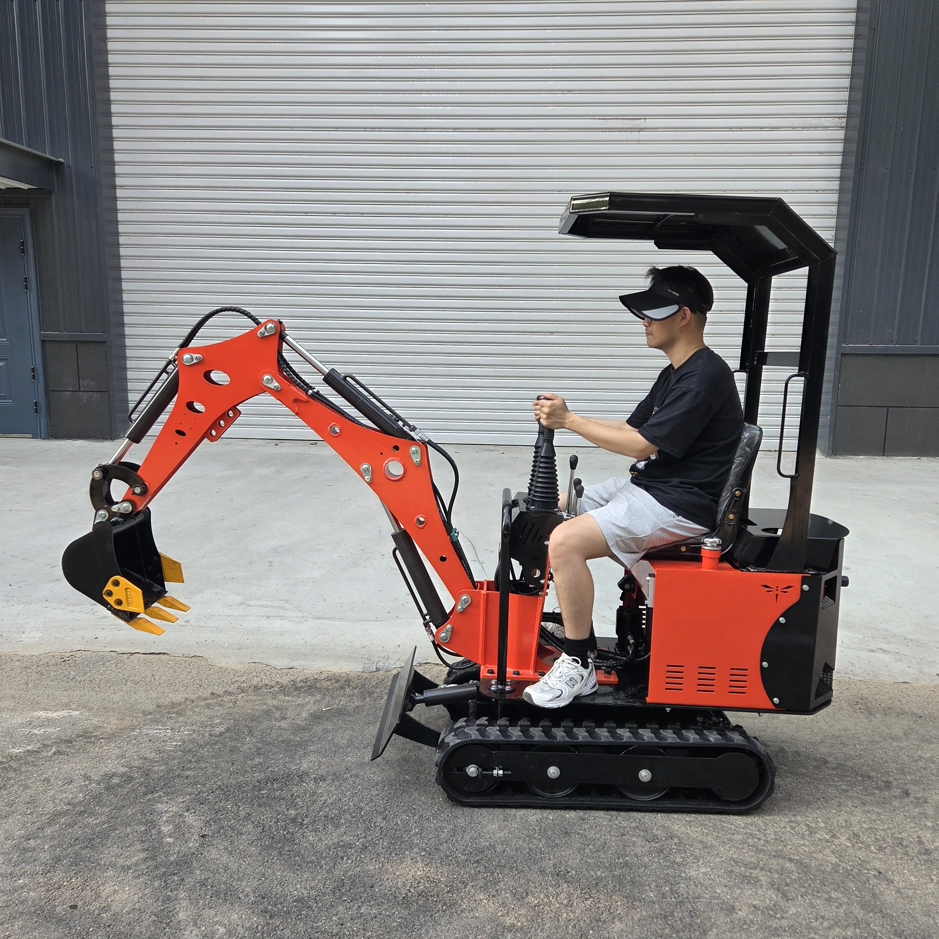 ZNW - 08 Miniescavadeira para casa, folga máxima de descarga de 1600 mm, eficiente para trabalho de movimento e escavação do solo no quintal doméstico