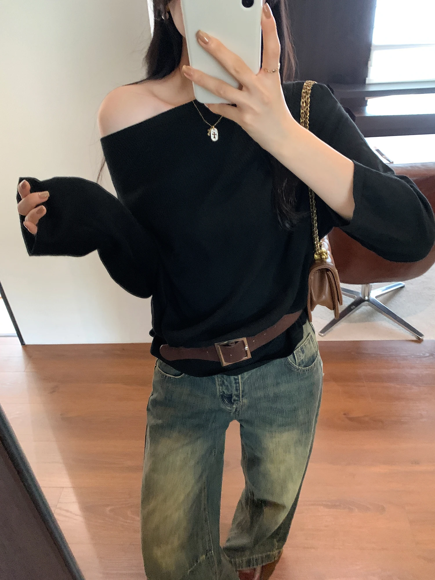 

Stylish Black Asymmetrical Shoulder Knitted Base Shirt Women's Autumn Winter New Arrival Popular Bared Shoulder Small Top
