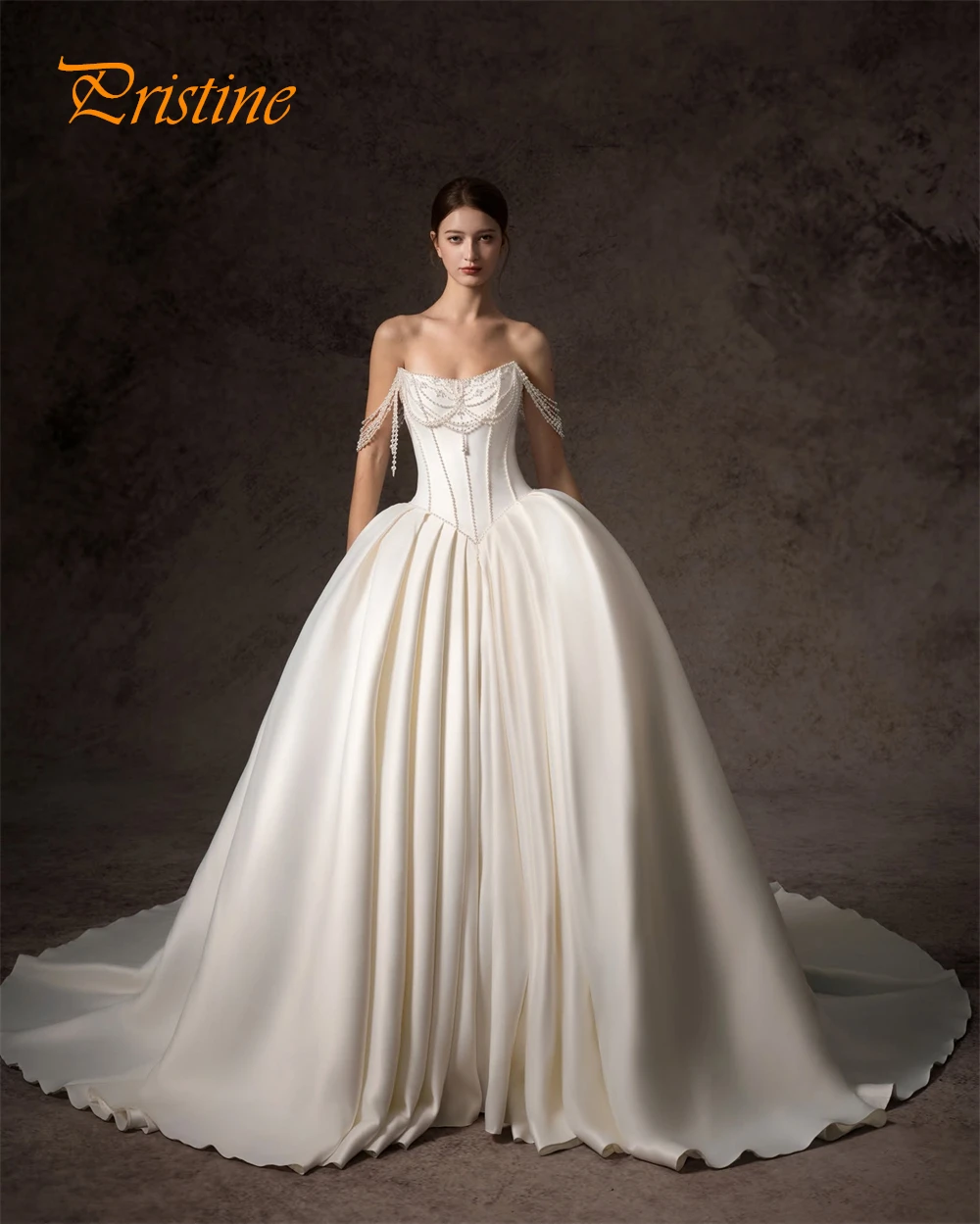 ชุดแต่งงานโบโฮสีขาวผ้าซาตินแบบสั่งตัด ชุดเจ้าสาวแบบเปิดไหล่ทรงเอไลน์พร้อมชายกระโปรงยาวแบบโบโฮ