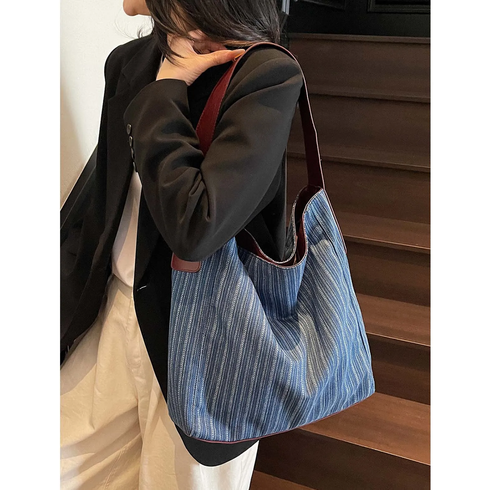 

Французская ленивая джинсовая тканевая сумка для женщин, новинка 2023 года, полосатая сумка большой вместимости, супер популярная нишевая сумка на одно плечо