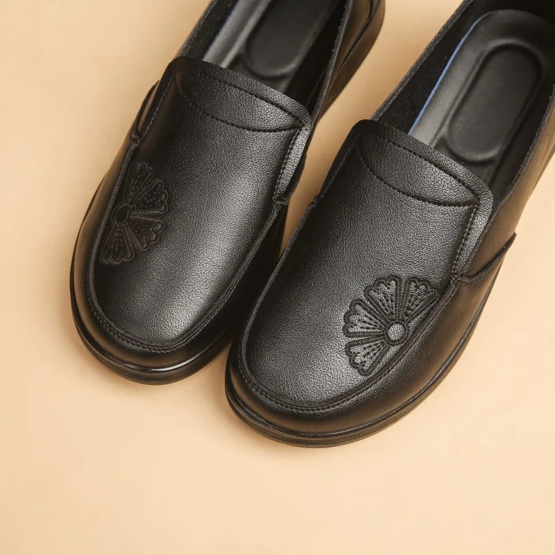 Spring Autumn Women Shoes Loafers Soft Leather Shoes Solid Color Casual Shoes Mother Slip On Black Single Shoes Big Size 35-42