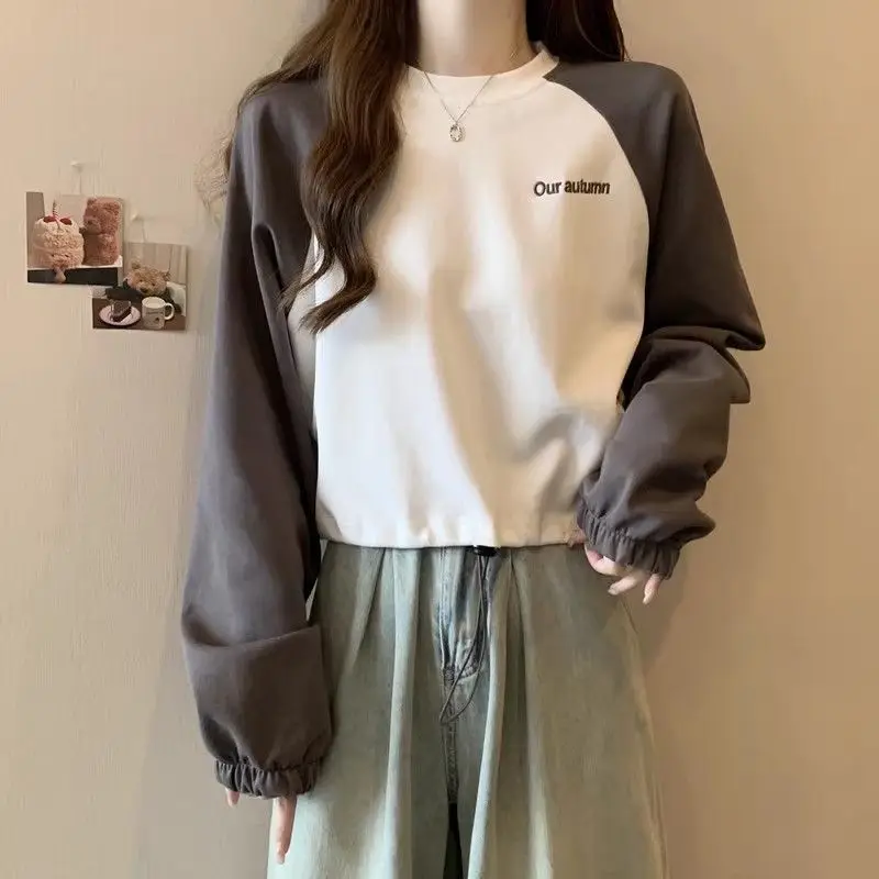 เสื้อสเวตเชิ้ตแขนยาวสไตล์อเมริกันเรโทรสำหรับผู้หญิง ฤดูใบไม้ร่วง ฤดูหนาว รุ่นใหม่ ทรงหลวม ดีไซน์ตัดสี มีเชือกผูก รุ่นสั้น