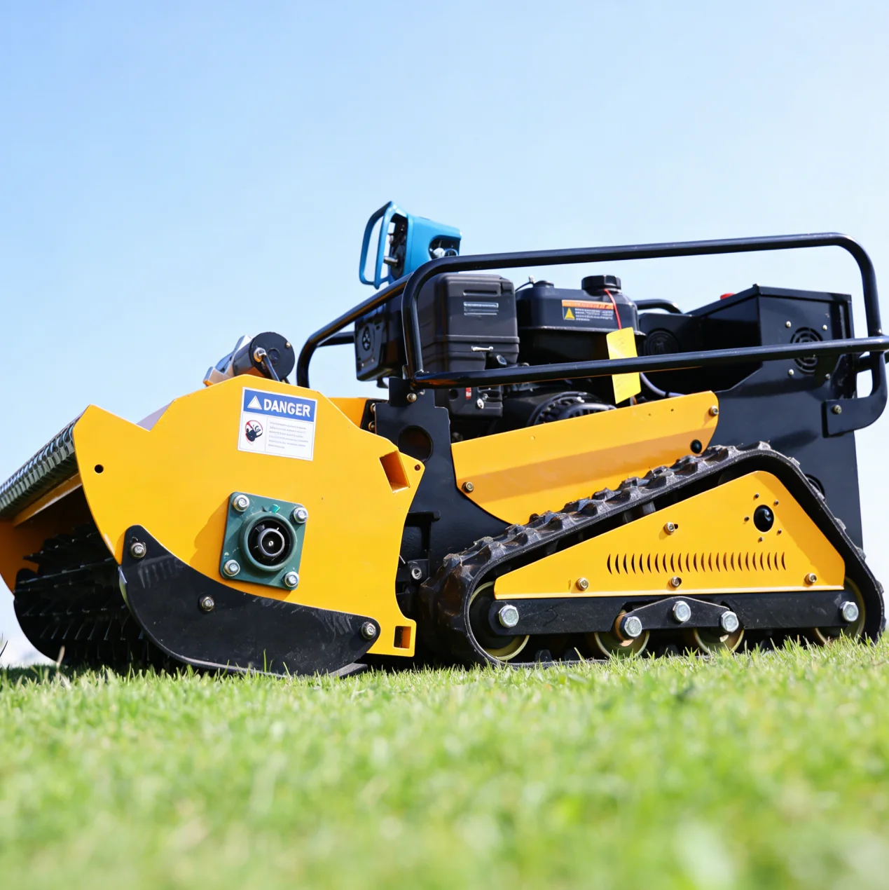 

Customized Hillside Lawn Mower Tracked Flail Mower CE Euro 5 Standard Efficient flail mower Grass Cutter for Slopes