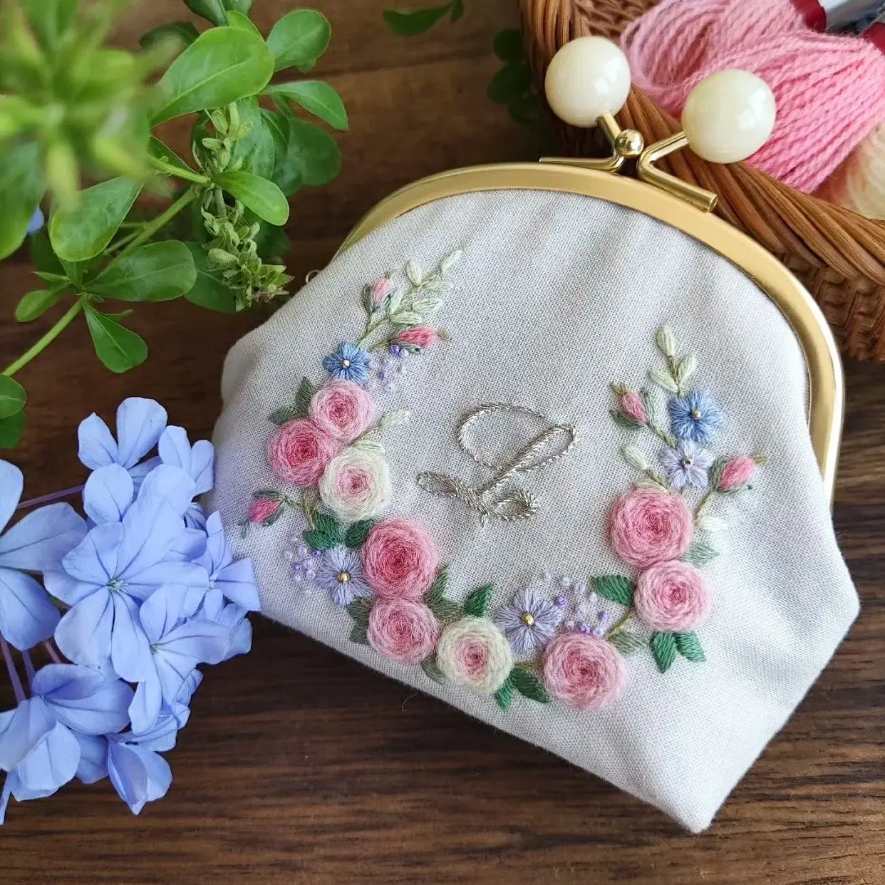 Lost In Vintage Flower  Embroidered Bag  Handle crossbody Bags  Victorian Style with Pearl Kiss Lock 10x10x4cm