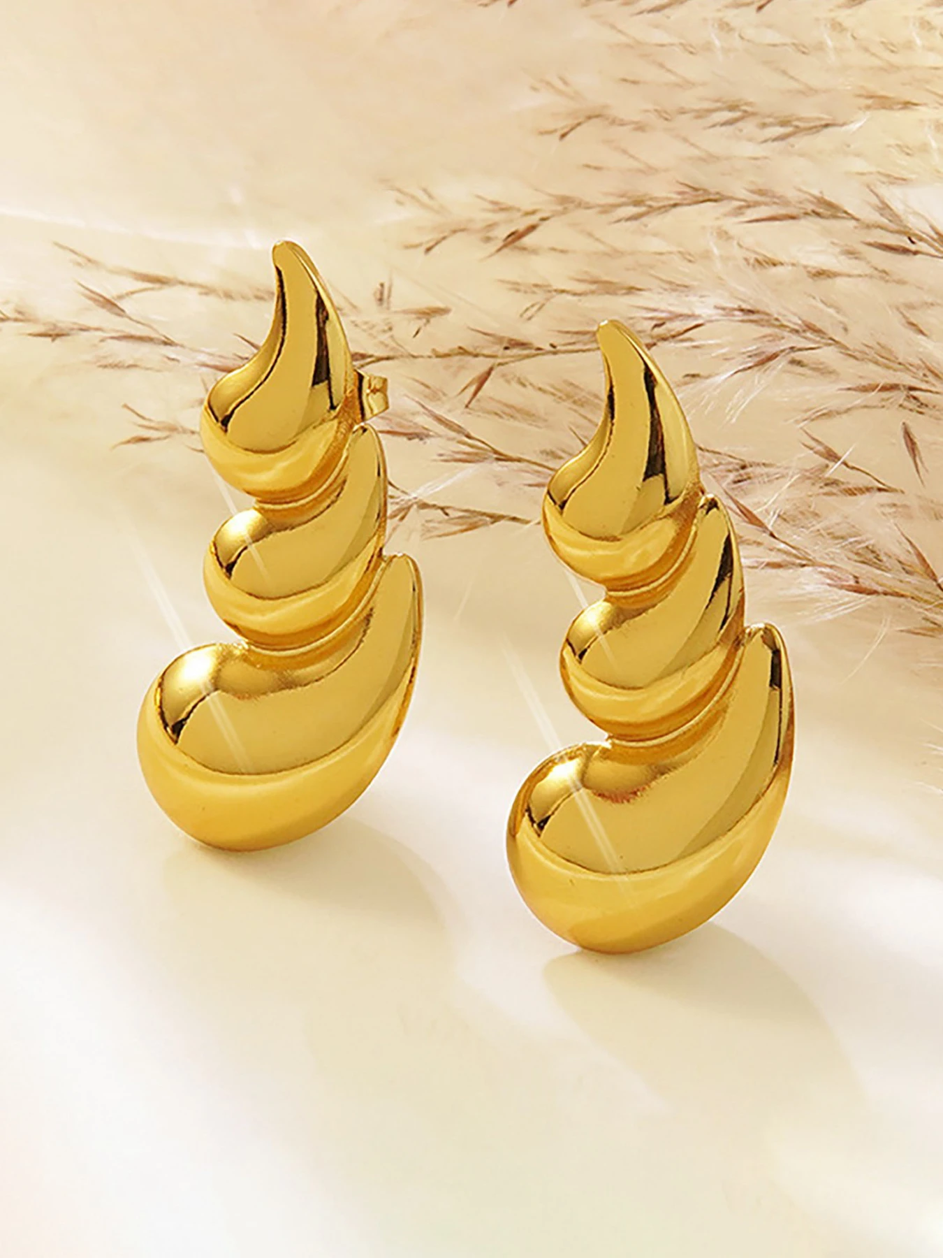 

Fashion Trendy Versatile Stainless Steel Stud Earrings for Women, European and American Luxury Design, Exaggerated Water Drop Sh