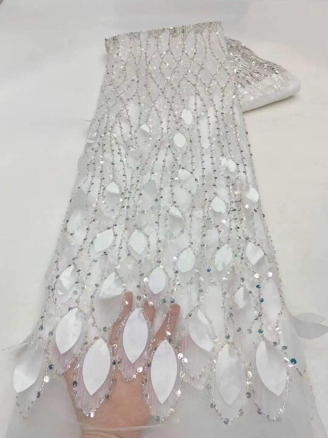 Luksusowe nowe wzory koronkowe tiulowe tkaniny wysokiej jakości ręcznie haftowane cekinami i koralikami do wyrobu damskich sukien ślubnych i na przyjęcia, 2025