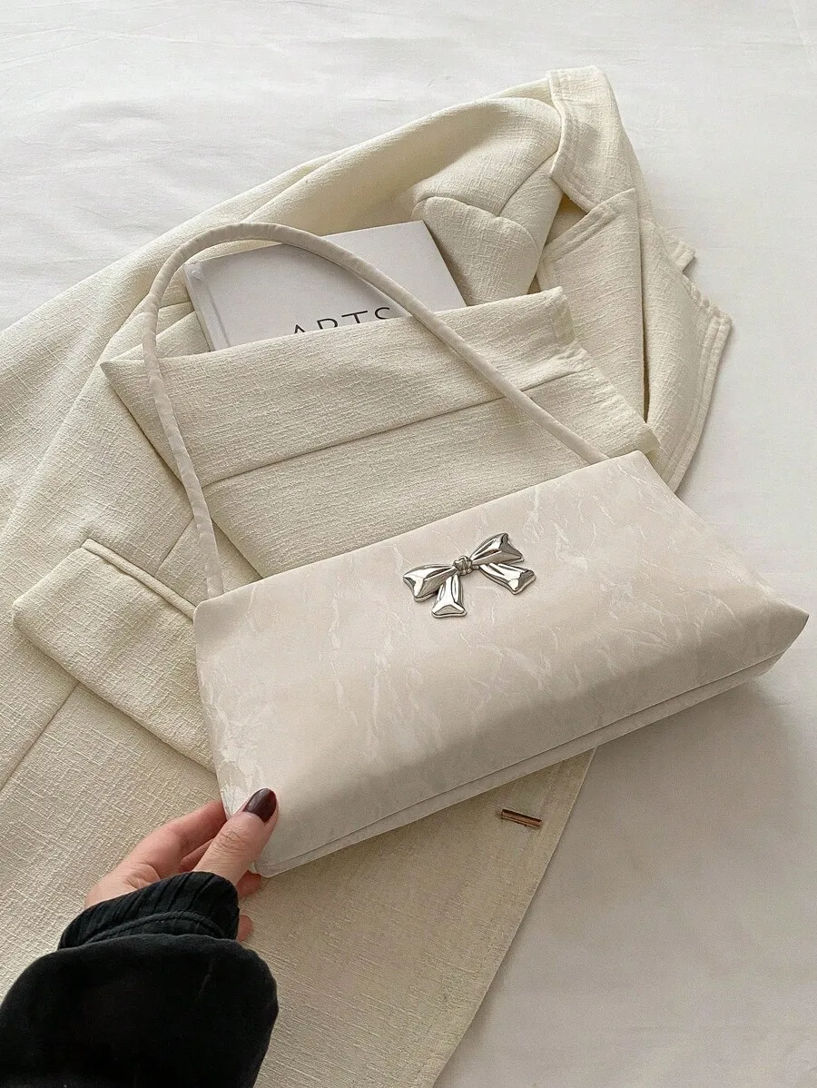 

Элегантный кремовый квадратный клатч с металлическим бантом, можно носить через плечо или подмышкой.