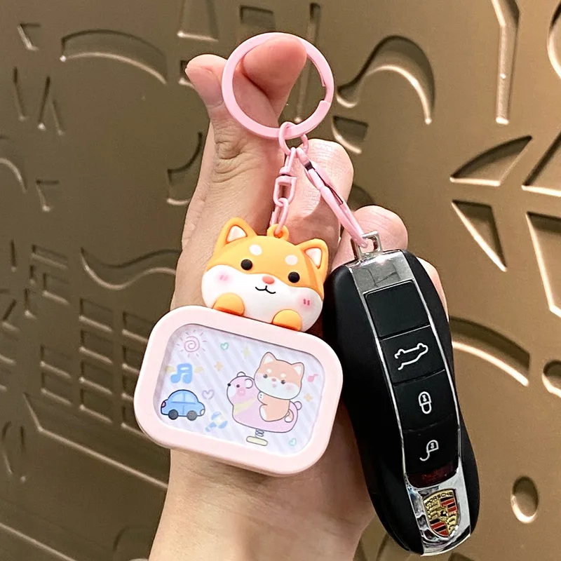 Minso الإبداعية الكرتون لطيف مضيئة ضوء الليل التلفزيون، سلسلة مفاتيح السيارة، سلسلة المفاتيح المدرسية، قلادة، هدية صغيرة رائعة