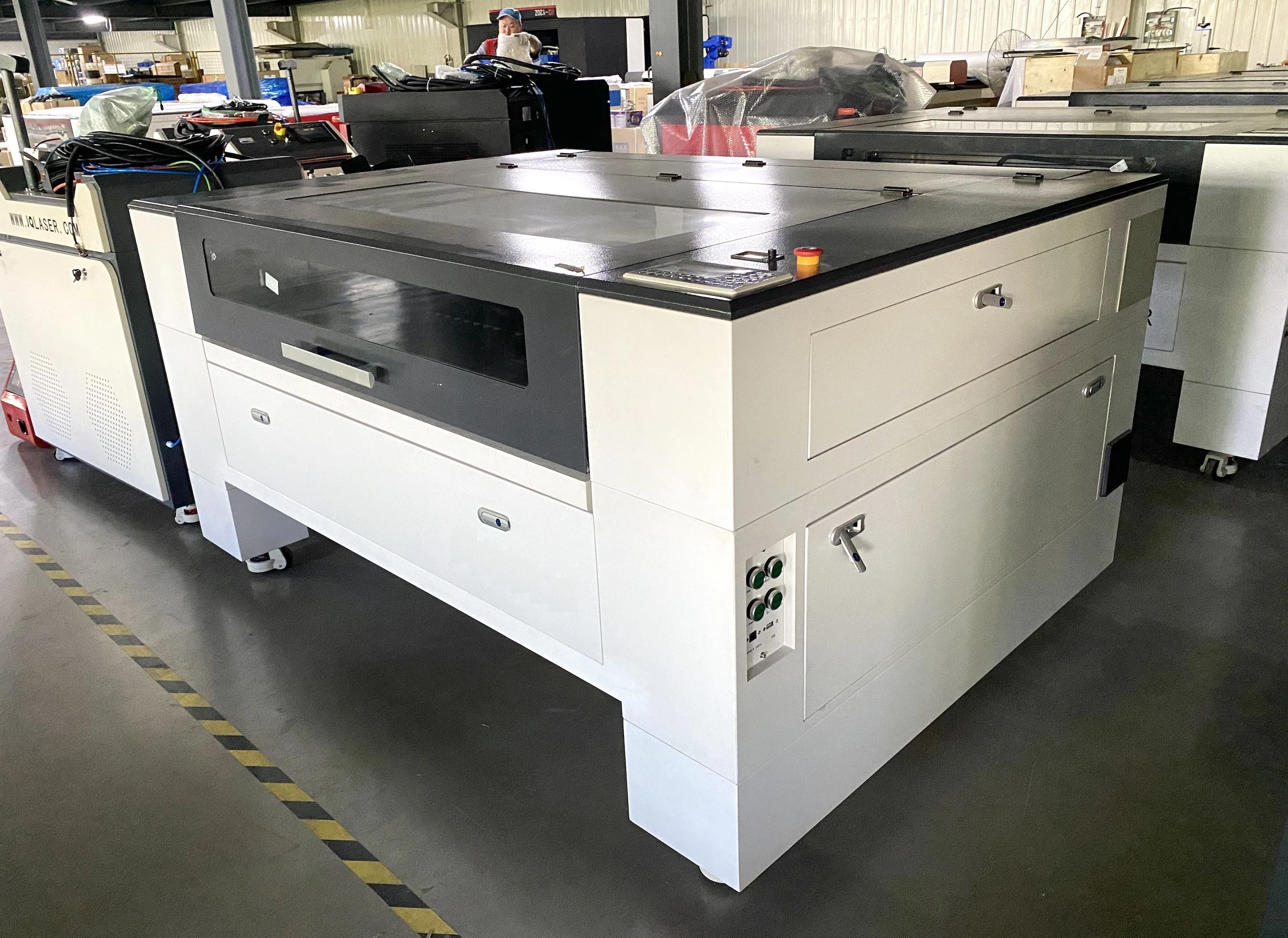 Closed Type Sealed 1390 1325 Metal Laser Cutting Machine RECI 150W Water Cooled Tube For Metal 110v/220v Steel Laser Engraver