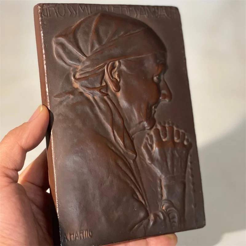 A replica of the European-style figure relief sculpture 