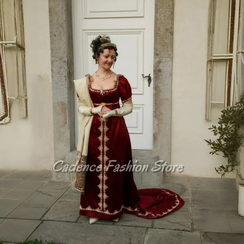 Robe de bal victorienne rouge vin personnalisée, col carré, manches courtes bouffantes, pierres précieuses, dentelle dorée, incrustation de traîne, robe de soirée droite