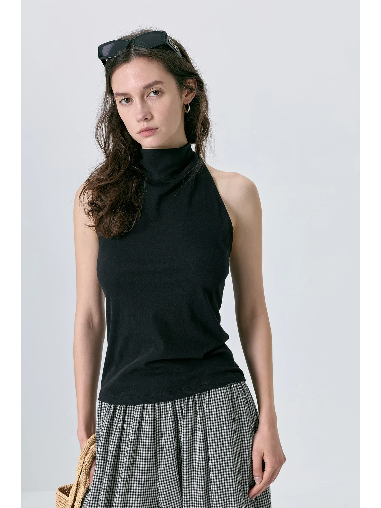 

Удобная дышащая женская майка-топ из стираного хлопка с высоким воротником, без рукавов, облегающая, черная, с открытой спиной и бретелями