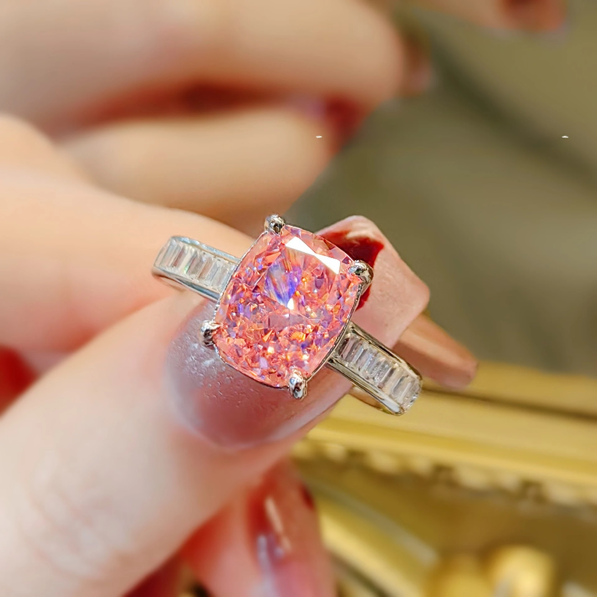 Rechteckiger Ring im koreanischen Stil mit Farbverlauf, aus rotem Korund und 925er Sterlingsilber – ein modischer, schlichter und eleganter Schmuck für Damen. – Detail 10