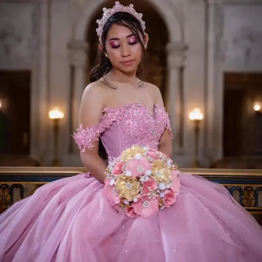 Vestidos Quinceanera cor de rosa do ombro, apliques florais, espartilho traseiro com renda, vestido de princesa, roupa de noiva, 2024