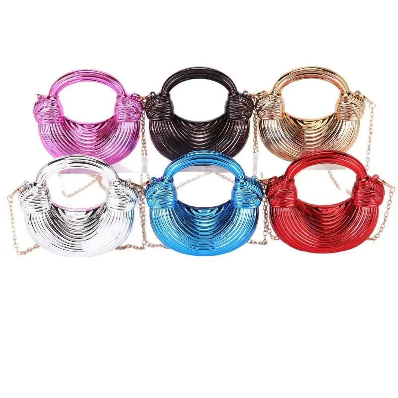 Metallische Halbmond-Clutch-Tasche mit glänzendem Streifendesign und abnehmbarem Kettenriemen für Hochzeitsfeier und Bankett – Detail 4