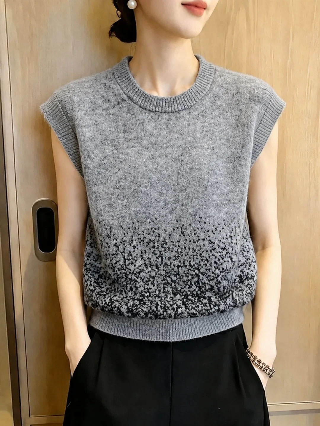 Fashionable Knitted Vest Women's New Arrival Autumn 2026 Color Block Design Anti-Aging Trendy Style Commute Wind Regular Slee...