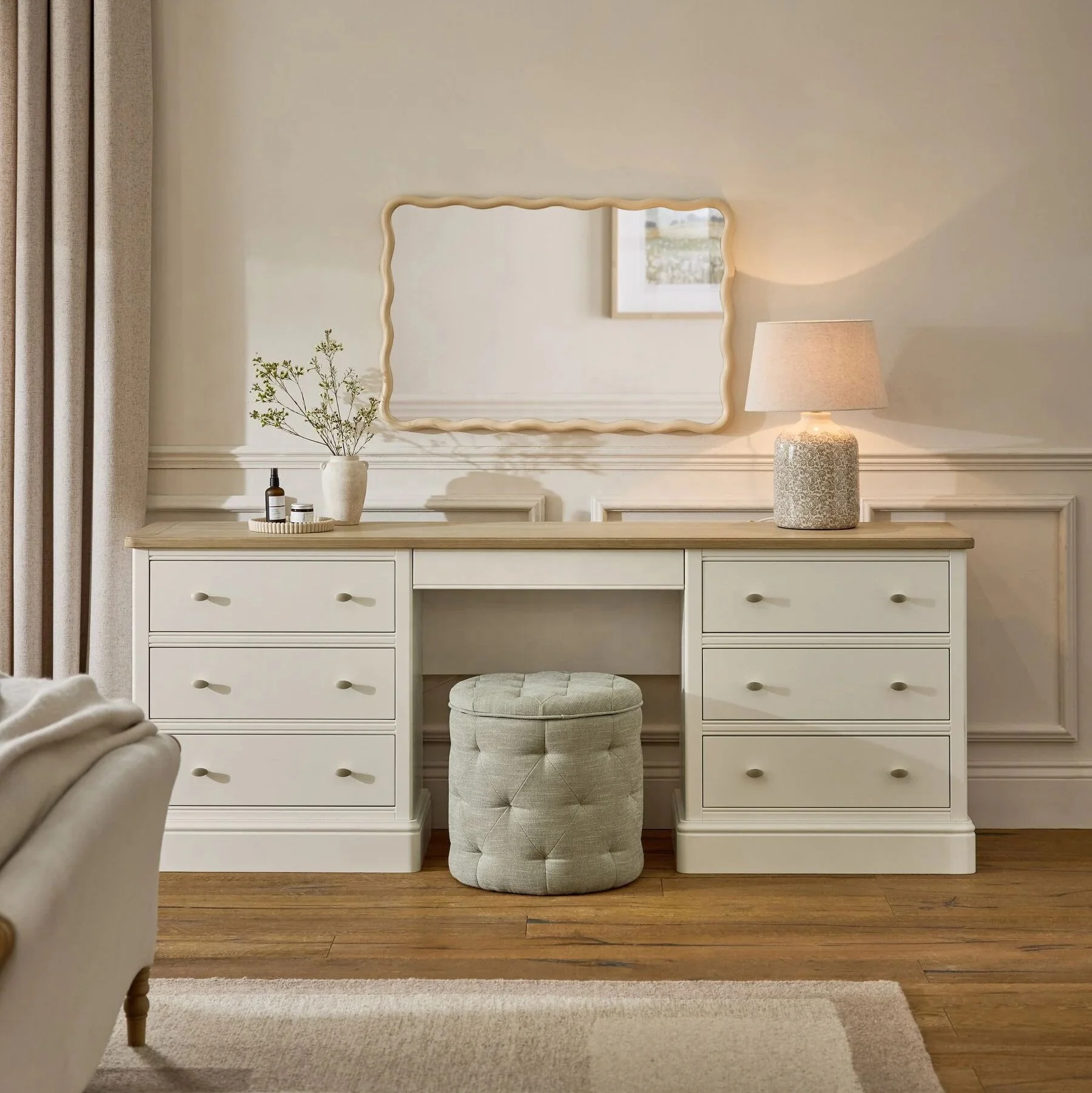 Custom Minimalism Style Makeup Vanity Desk White Painted Solid Wood Oak Veneer Drawer Console Dressing Table With Jewelry Shelf