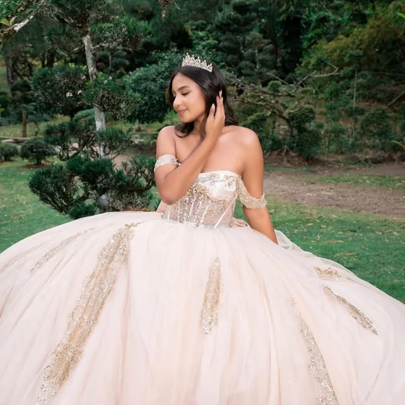 Abito Quinceanera personalizzato avorio con spalle scoperte perline applique con paillettes Fiocco in pizzo abiti da 15 Quinceanera