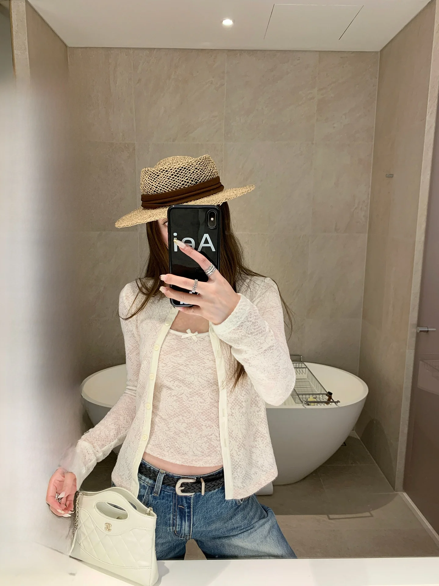 

Комплект из двух предметов: кардиган из плотной шерсти с кружевной отделкой и жилет на бретелях, весенняя женская мода