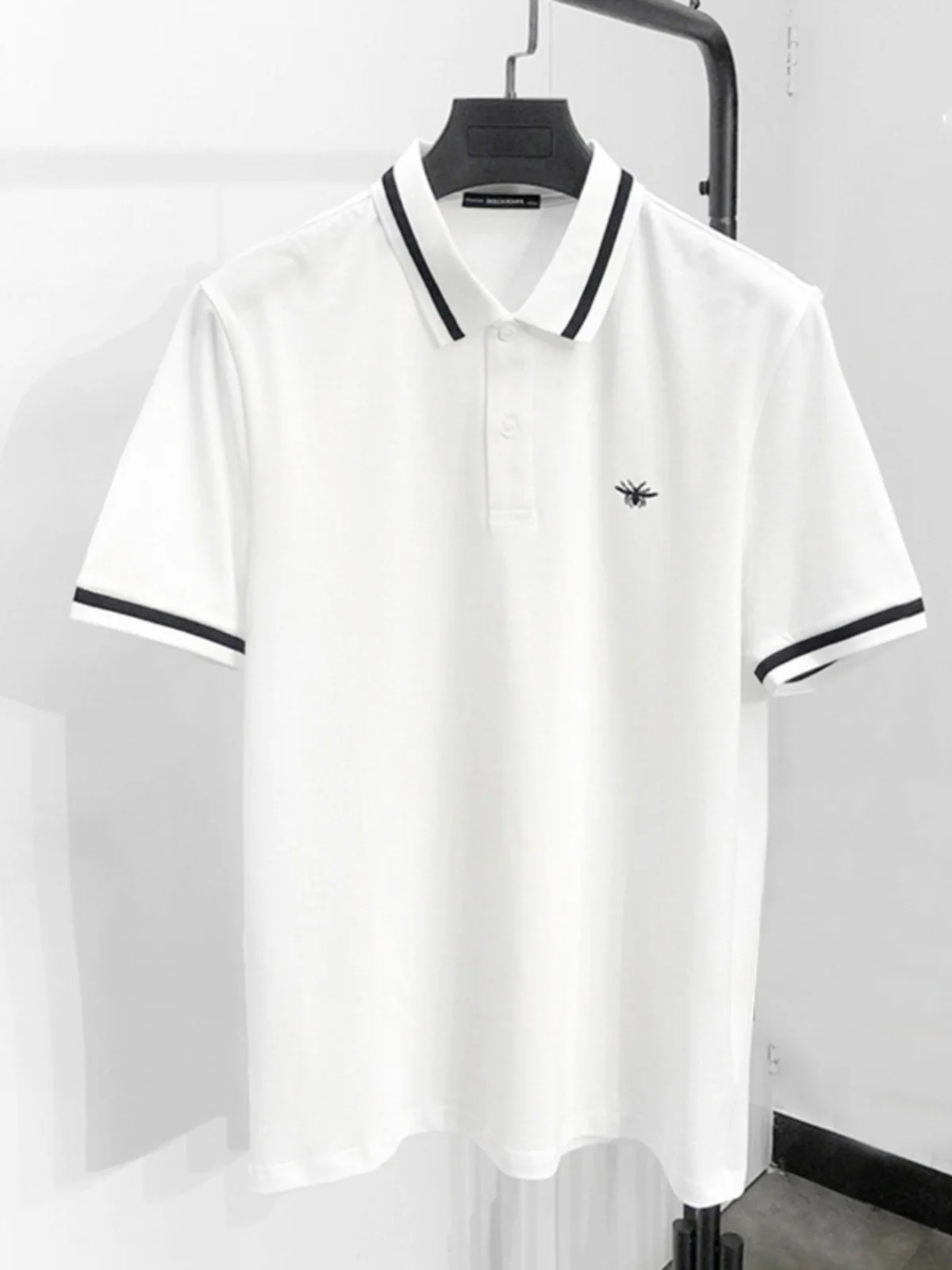 

Летняя коллекция Dolca Homme: Элитная серия, вышитая футболка с коротким рукавом, приталенный крой, эластичная, из шелкового хлопка, с воротником поло.