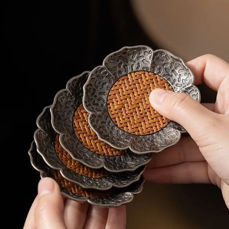 

4 шт., коврик из сплава из ротанга с китайским молотком, коврик для чашки с водой, ретро-ротанговый тканый держатель для чашки лотоса, теплоизоляционная подкладка, коврик для чайного сервиза