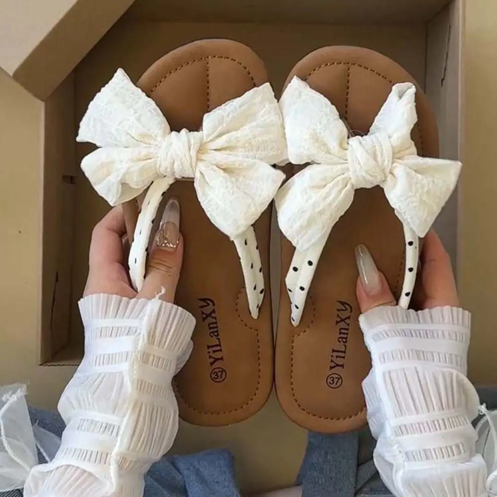 Chanclas con lazo de PVC a la moda, zapatillas de playa con lunares de suela blanda para mujer, sandalias deslizantes dulces antideslizantes para el hogar
