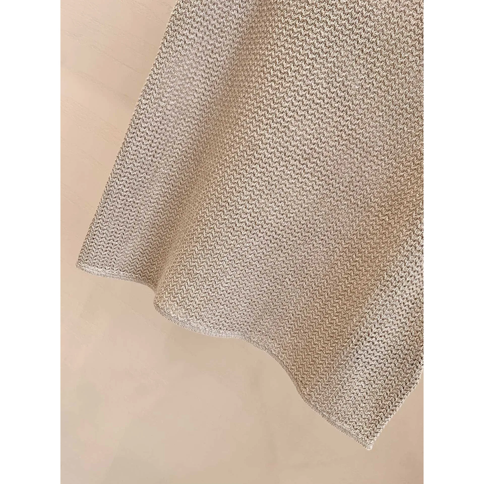 سترة محبوكة مجوفة صيفية منسوجة لعام 2025 سترة نسائية فضفاضة للتخسيس ورقبة دائرية بدون أكمام