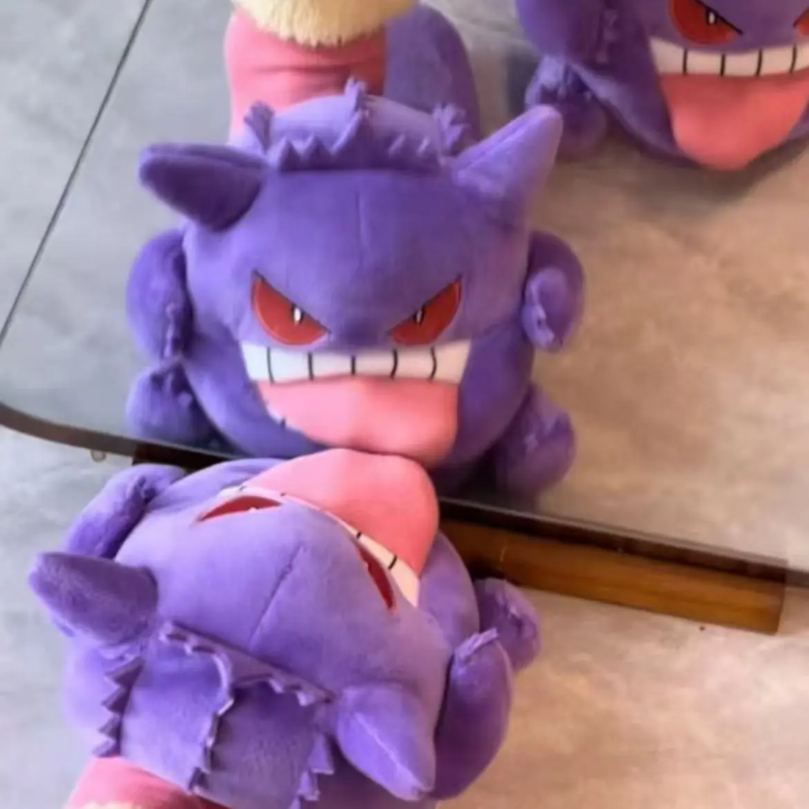 Nouvelles pantoufles PKM Gengar, motif dessin animé avec langue sortie, chaudes et douillettes pour l'hiver, chaussures fantaisie pour la maison, collection de jouets et cadeaux