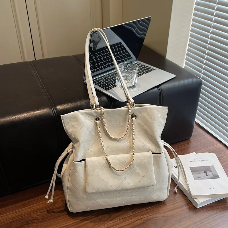 

2025 Oiled Leather Backpack, Vintage Spacious Commuter Tote, Women's Versatile Shoulder Bag, Day to Night Crossbody