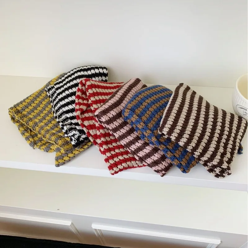 Koreanischer Ins-Stil, gestreifter, hohler, dreieckiger Strickschal, Herbst- und Winter-Neuheit, modischer, warmer Nackenschutzschal für Damen – Detail 2