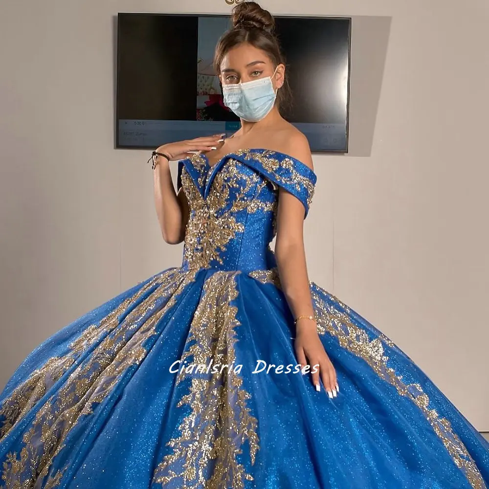 Royal Blue Off The Shoulder Open Back Ball Gown abiti Quinceanera con Appliques di cristallo dorato manica corta Vestido De 15 Anos