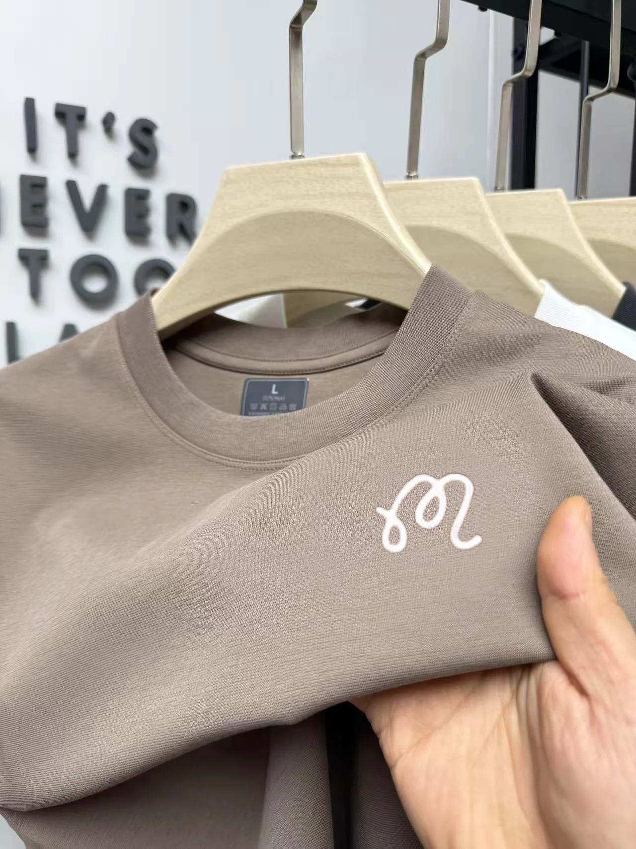 Modisches Herren-Sommer-T-Shirt, neu, bequem, atmungsaktiv, heiß begehrte Marke, exquisite Buchstabenstickerei, lässiges Kurzarm-Shirt – Detail 12