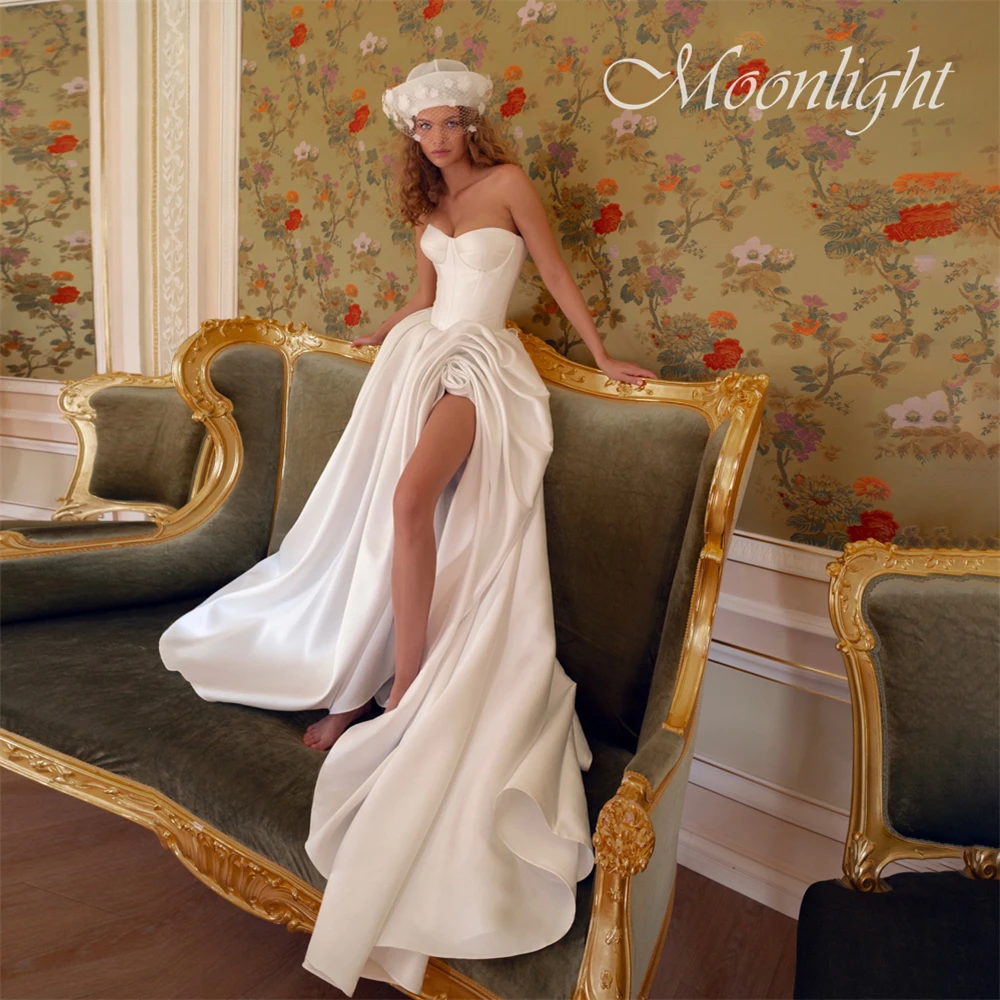 ชุดแต่งงานทรงเอไลน์แบบจีบสมัยใหม่ คอวี แขนกุด เปิดหลัง ผ้าซาติน ปี 2026 ผ่าข้างสูง รับตัดตามสั่ง