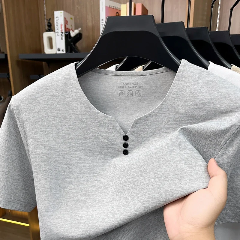 Bequemes Herren-T-Shirt mit V-Ausschnitt aus atmungsaktivem Stoff, ideal für Freizeitaktivitäten, Büroarbeit und den Alltag.