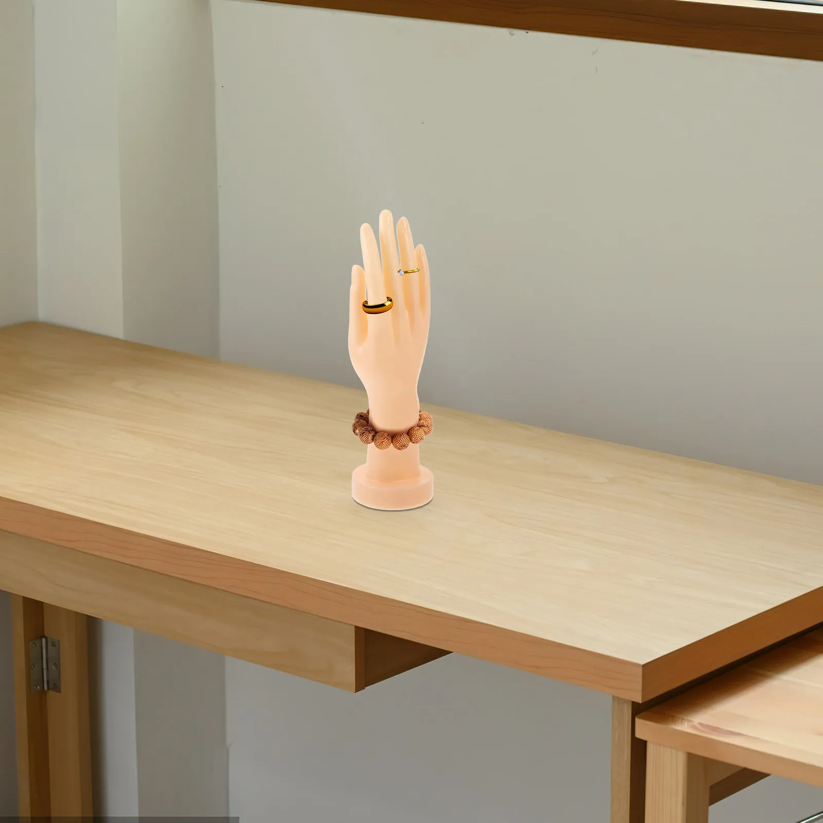 

Гибкая пластиковая подставка-манекен для демонстрации ювелирных изделий: колец, браслетов, аксессуаров. Идеально для использования в ювелирных магазинах и на выставках.