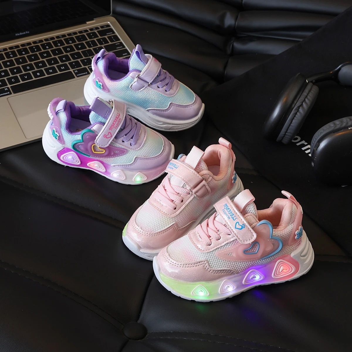 

2026 New Kids LED Sneakers Cute Heart Print Girls Shoes Non-Slip Light Up Casual Sneakers For Toddler