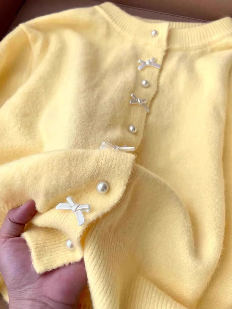 부드러운 슬레 밀크 옐로우 매듭 진주 단추 니트 스웨터 코트 여성용 사이즈 가을 2025 패션 니트 가디건 탑