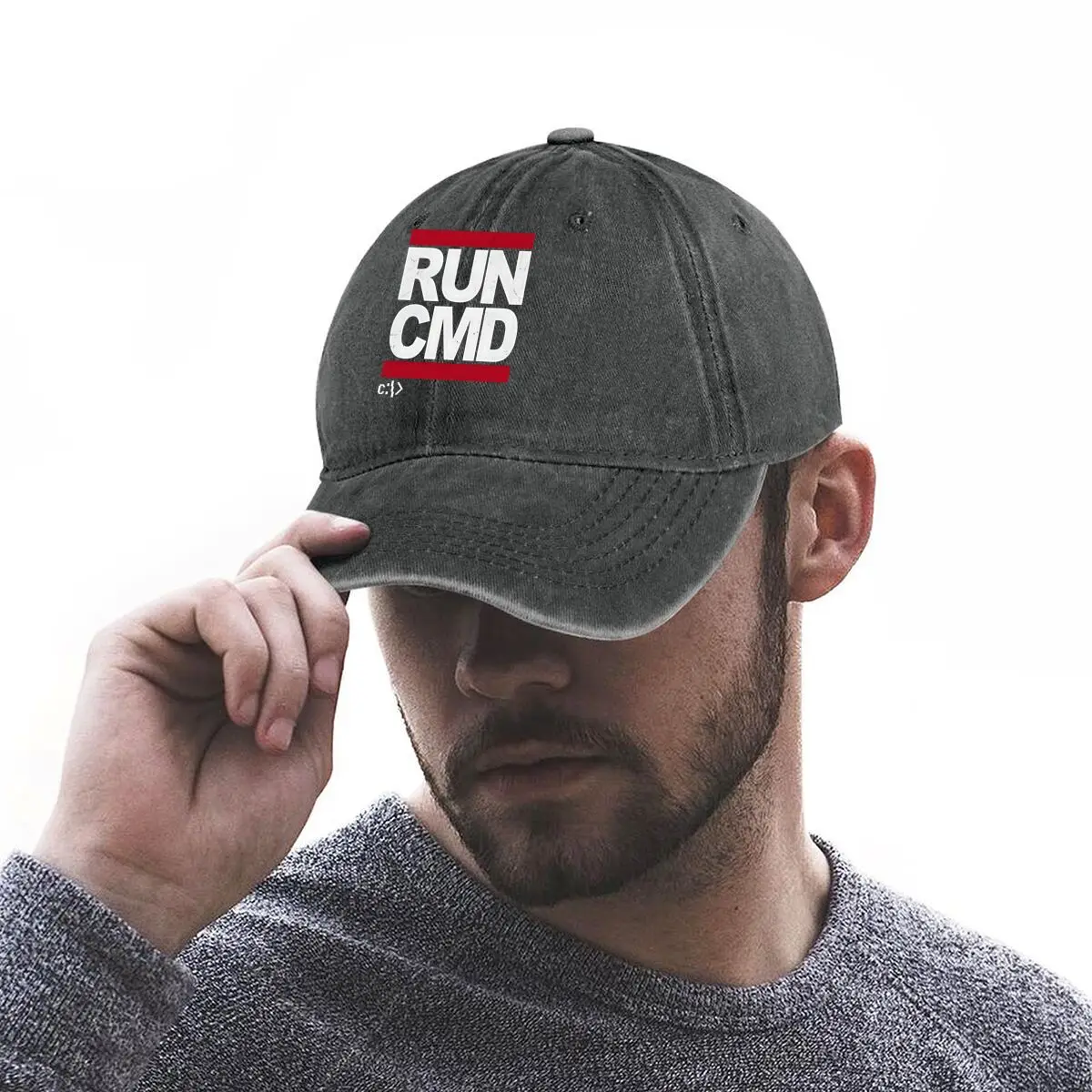 Run Cmd - Bold، Text، Red، Tech - قبعة بيسبول مغسولة بتصميم تحت عنوان