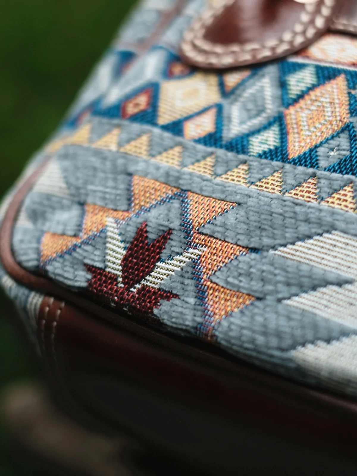 Handgefertigte Nischen-Umhängetasche aus Rindsleder mit Nähten