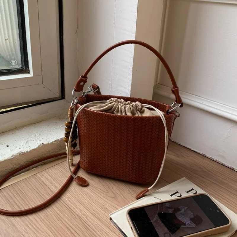 حقيبة يد نسائية من الطبقة العليا مصنوعة من جلد البقر، عصرية لاتفيا، مظهر يومي أنيق وواسع