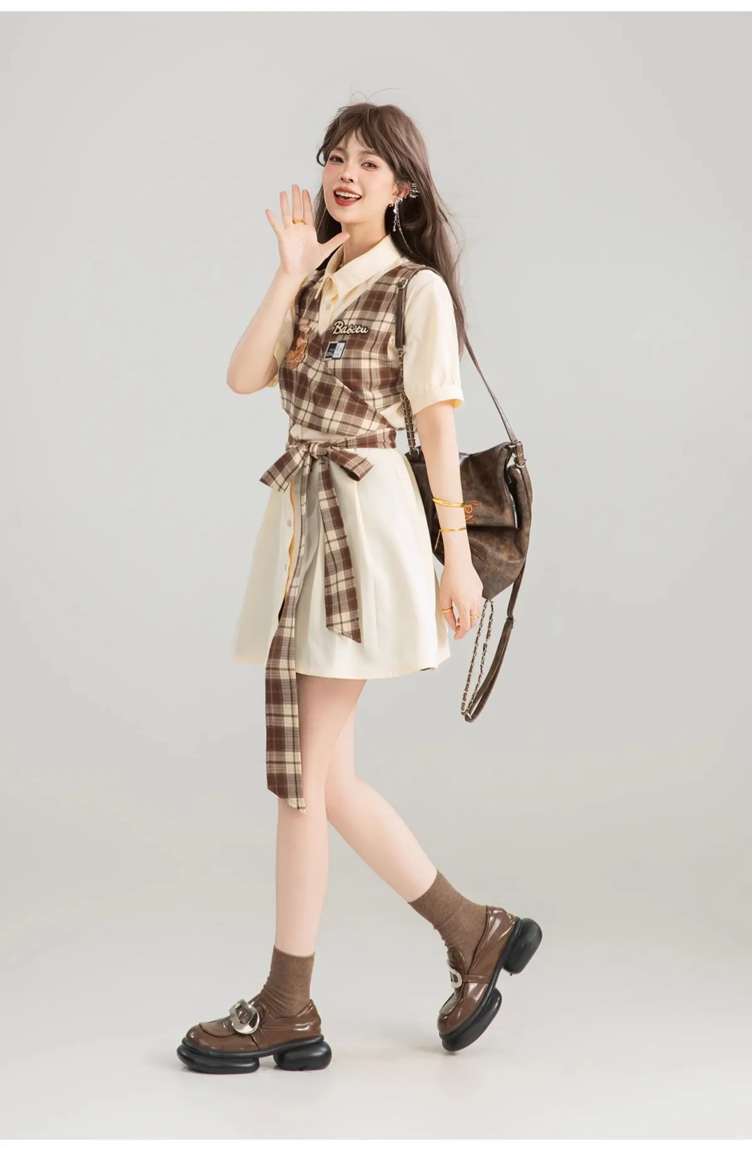 Été 2025 nouveau beau à lacets serrer la taille faux deux pièces chemise Plaid épissage en forme de col de chemise robe courte