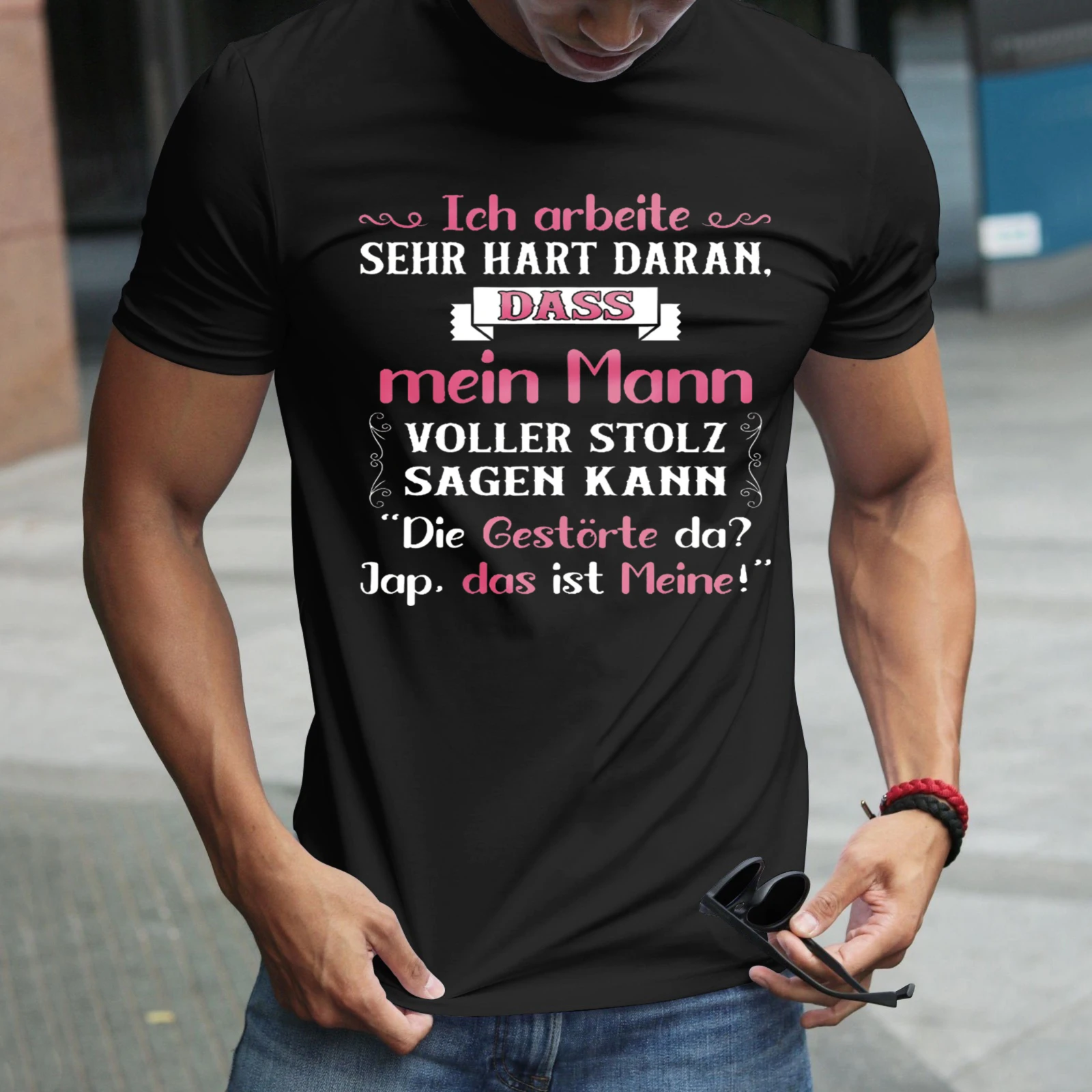 Herren-T-Shirt: Ich arbeite hart daran, um meinen Mann zu stolz machen, bis er sagen kann: „Das ist meine perfekte Lösung für Freizeitkleidung, Partys und Karneval-Outfits.“