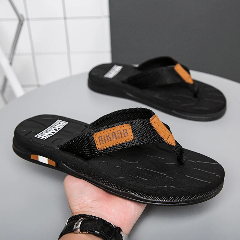 Fashionable brand flip flops for men wear non-slip soft-soled sandals for beach vacations in summer, versatile and fashionable f