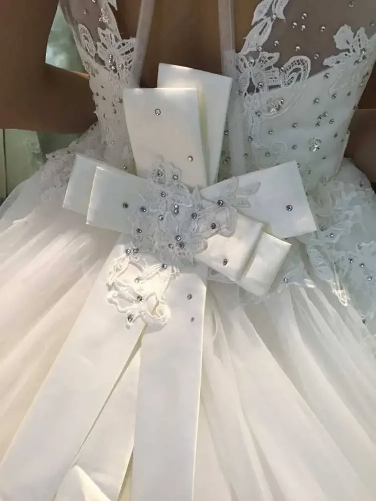 Abiti da sposa a trapezio con applicazioni personalizzate Abiti da sposa Sweep Train aperti sul retro Abiti da sposa taglie forti con fiocco