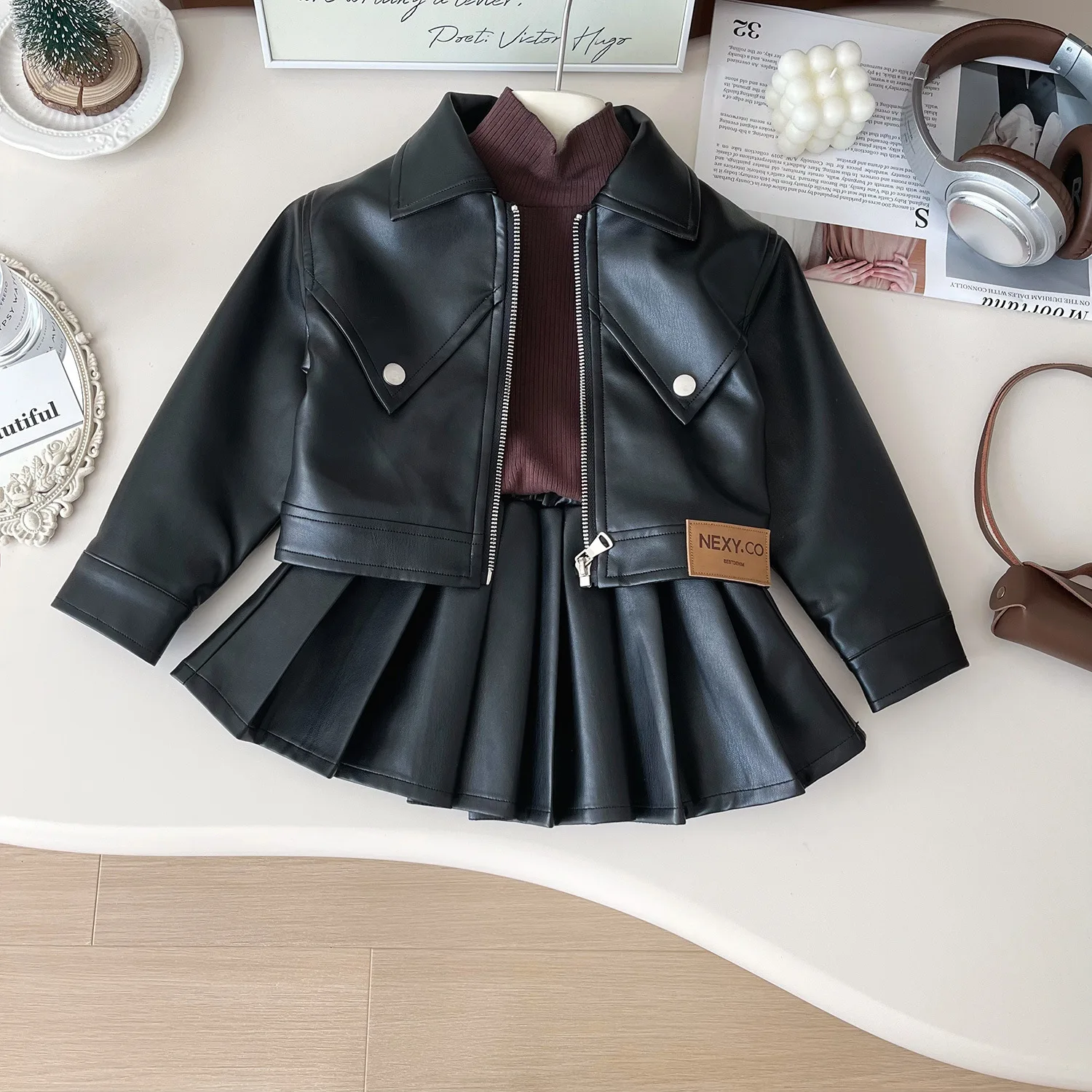 2025 herbst Kinder Mädchen 2PCS Kleidung Solide Drehen Unten Kragen Zipper Leder Jacken Anzüge Lose Gefaltete Motorrad Uniform Outfits