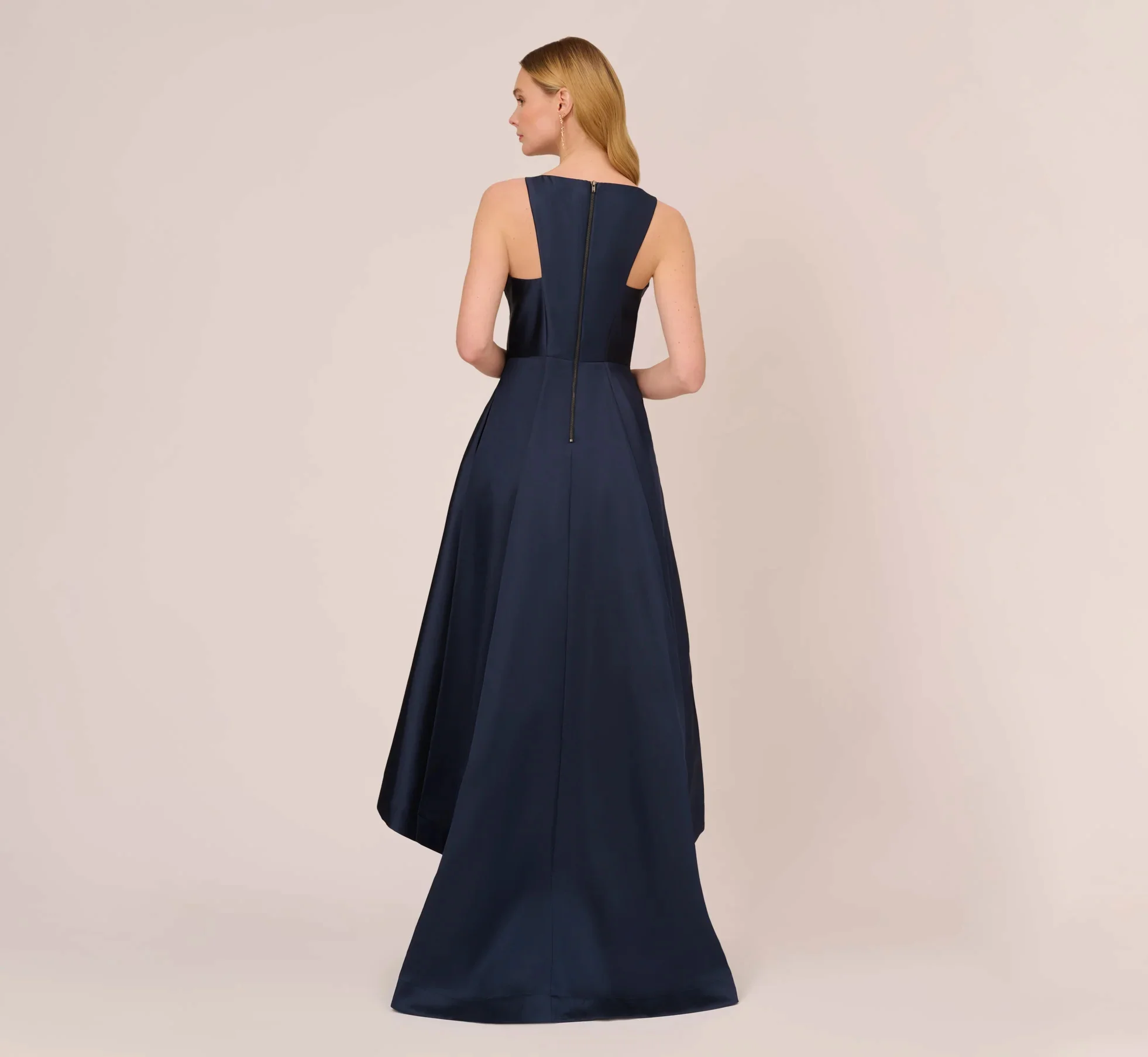 فستان رقص الأميرة غير المتكافئة الأنيق المخصص بدون أكمام ورقبة مستديرة وخصر مغلق غير متماثل على شكل حرف a فستان رقص 2025