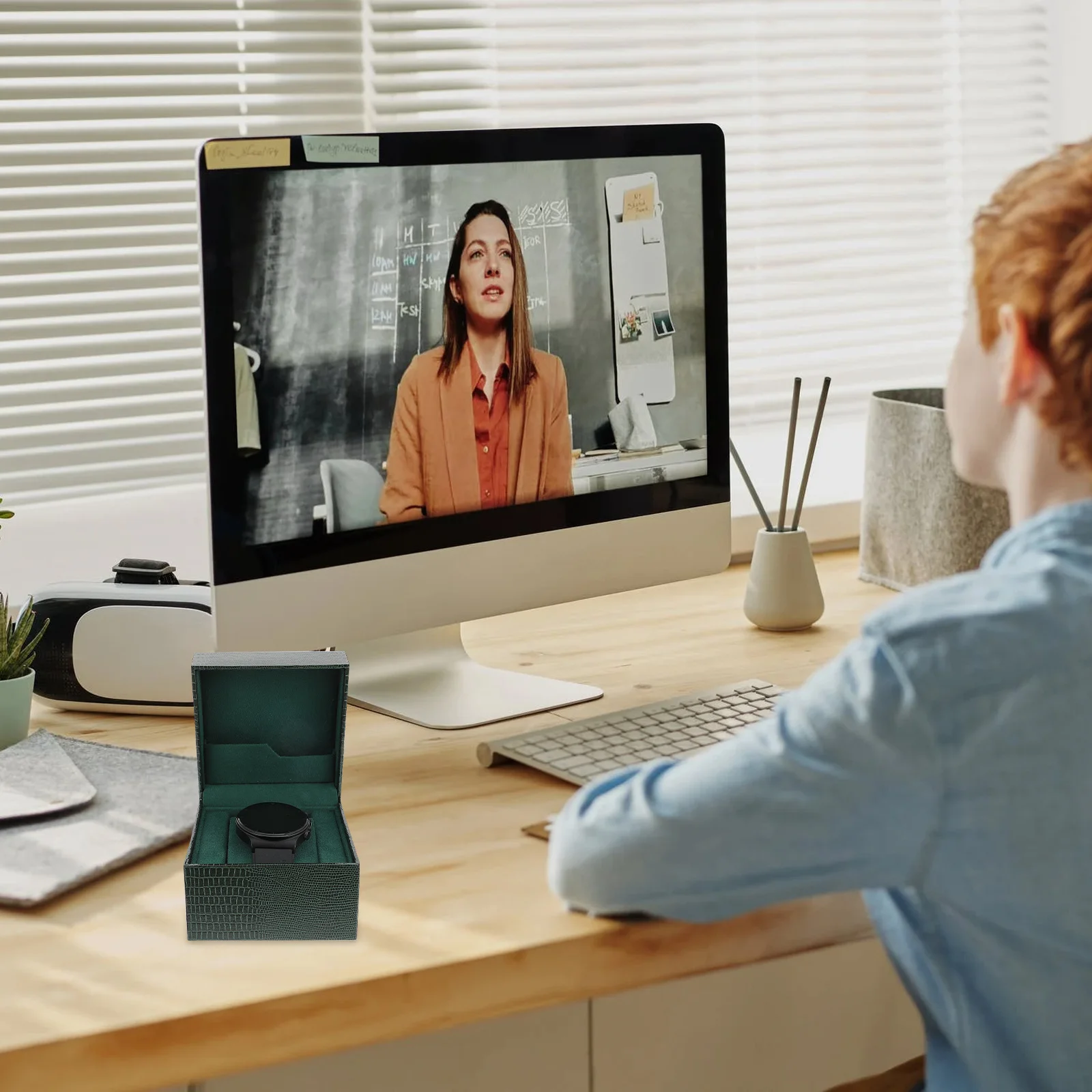 

Clamshell Watch Storage Box Lightweight Plastic Watch Display Case Smooth Opening for Home Travel Jewelry Organizer