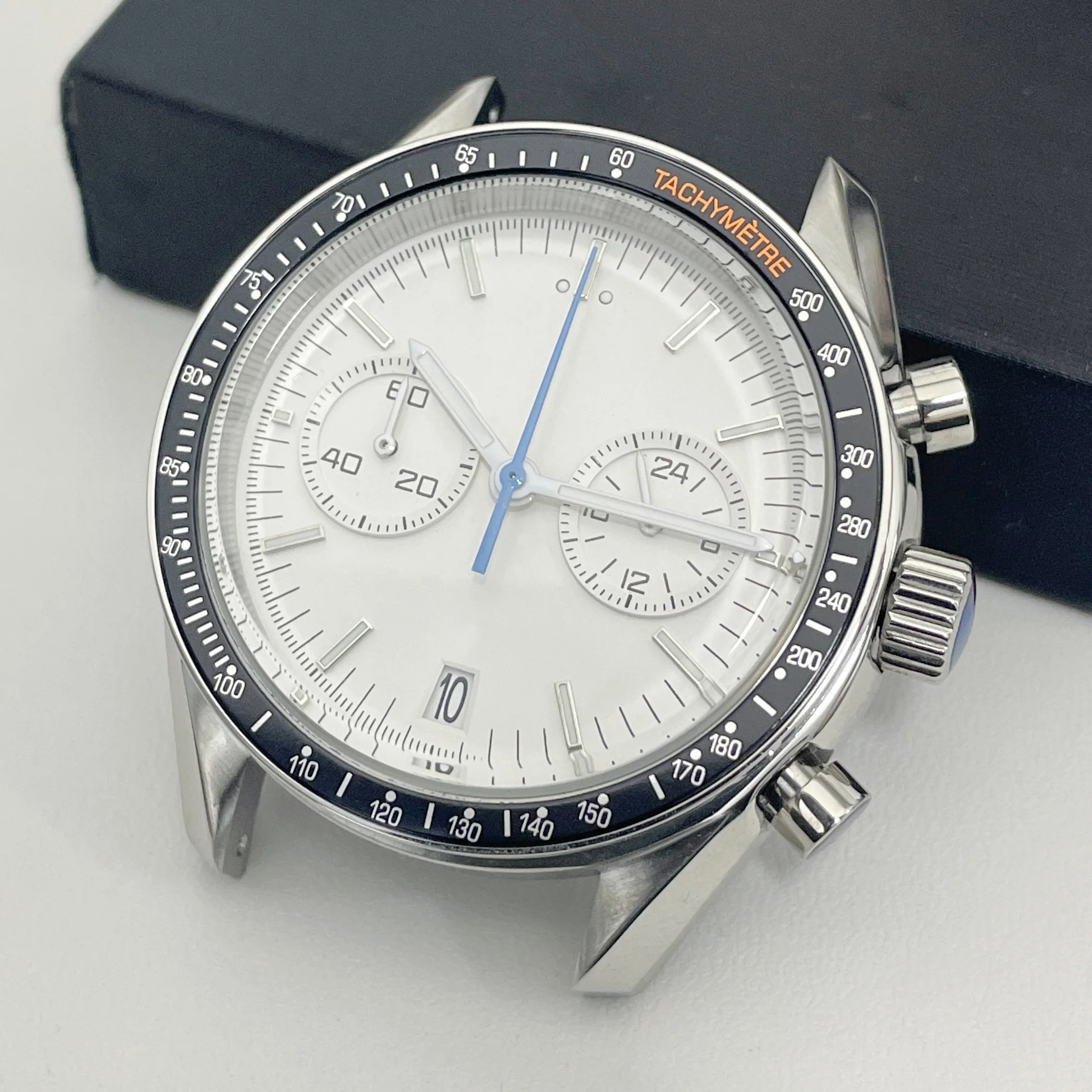 A fashionable men's wristwatch, with a dial featuring the VK64 movement, a quartz steel calendar watch, highly versatile and sty